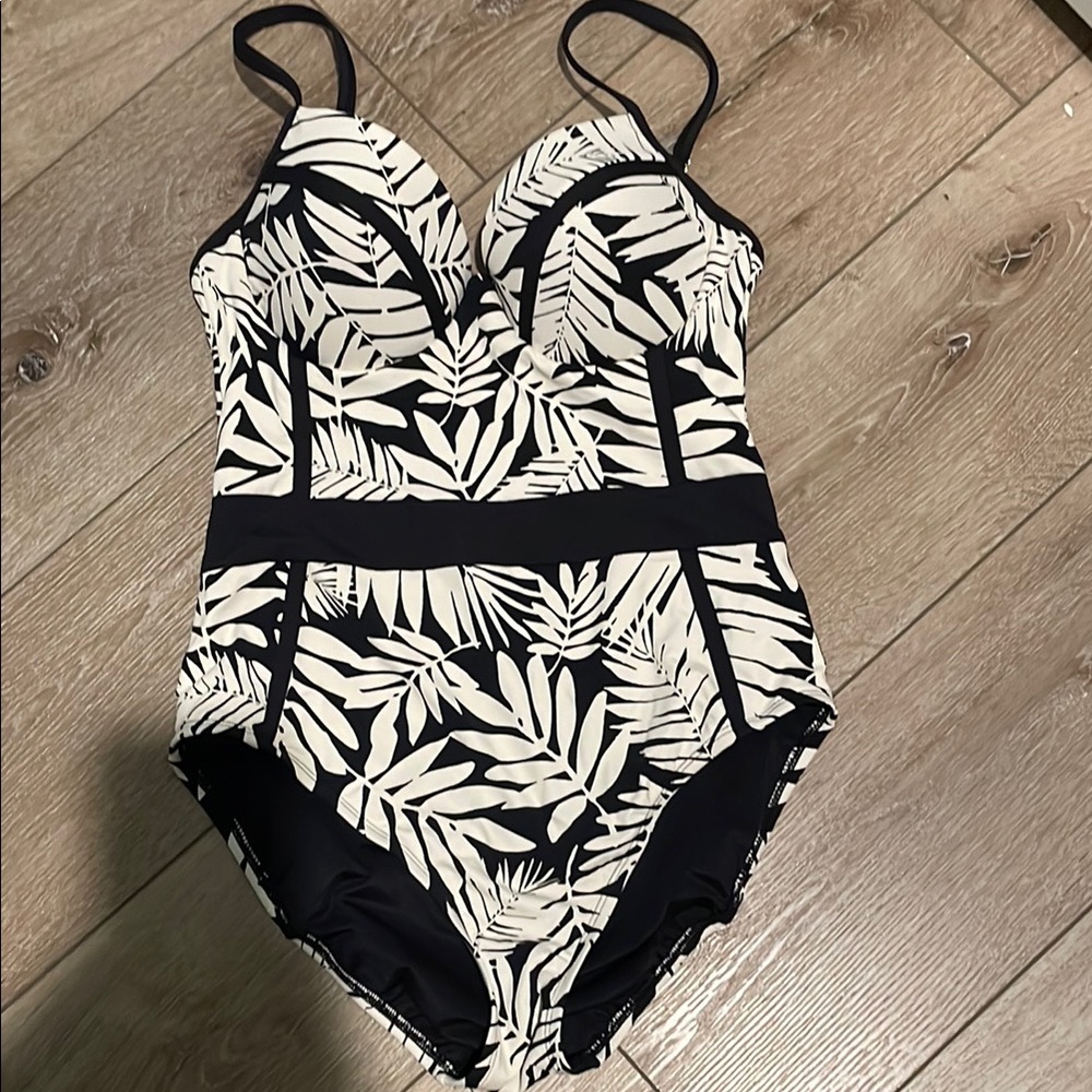 VENUS Black and Cream Leaf Pattern Swimsuit